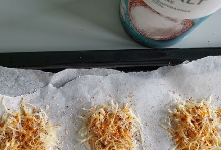 Фото шага рецепта Сырные чипсы повосточному 152390 шаг 5