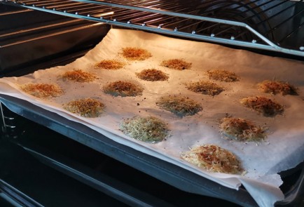 Фото шага рецепта Сырные чипсы повосточному 152390 шаг 6