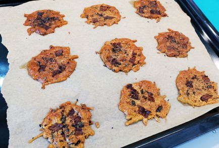 Фото шага рецепта Сырные чипсы с беконом и базиликом 140891 шаг 12  