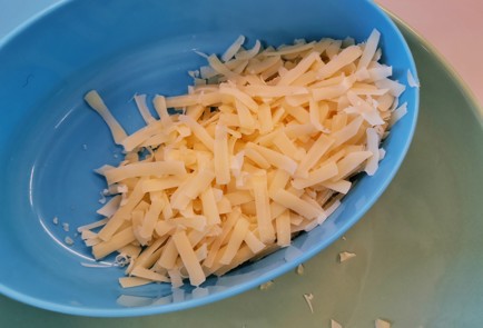 Фото шага рецепта Сырные чипсы с беконом и базиликом 140891 шаг 3  