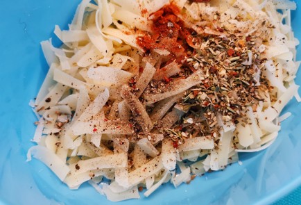 Фото шага рецепта Сырные чипсы с беконом и базиликом 140891 шаг 6  