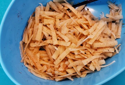 Фото шага рецепта Сырные чипсы с беконом и базиликом 140891 шаг 7  