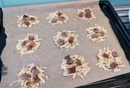 Фото шага рецепта Сырные чипсы с беконом и базиликом 140891 шаг 9  