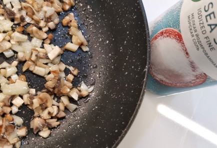 Фото шага рецепта Сырные чипсы с грибами 173337 шаг 6  