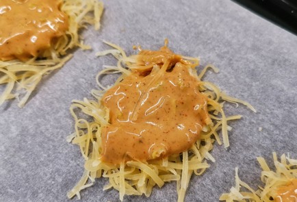 Фото шага рецепта Сырные чипсы с хреном 173343 шаг 11  