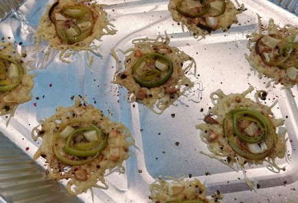 Фото шага рецепта Сырные чипсы с луком и аджикой 152489 шаг 10  