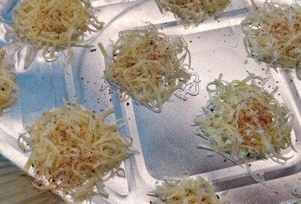 Фото шага рецепта Сырные чипсы с луком и аджикой 152489 шаг 2  