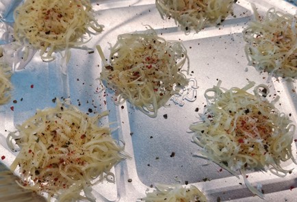 Фото шага рецепта Сырные чипсы с луком и аджикой 152489 шаг 3  