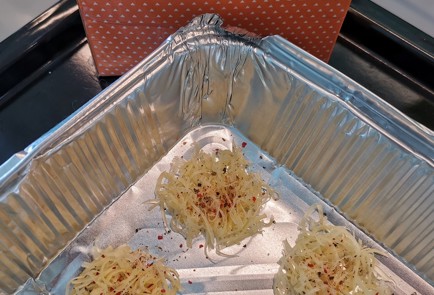 Фото шага рецепта Сырные чипсы с луком и аджикой 152489 шаг 4  