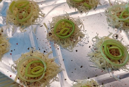 Фото шага рецепта Сырные чипсы с луком и аджикой 152489 шаг 7  