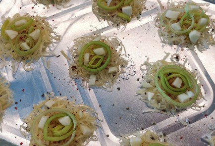 Фото шага рецепта Сырные чипсы с луком и аджикой 152489 шаг 8  