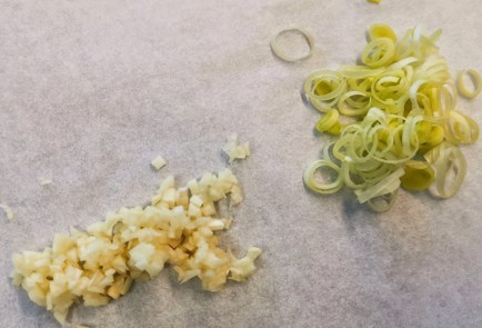 Фото шага рецепта Сырные чипсы с луком и чесноком 152479 шаг 1  