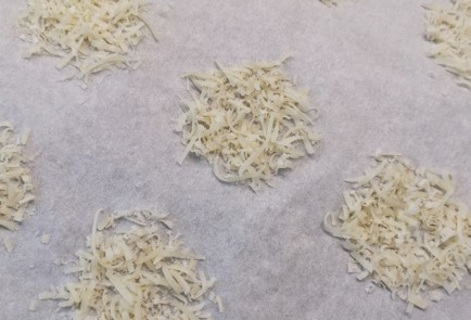 Фото шага рецепта Сырные чипсы с луком и чесноком 152479 шаг 2  