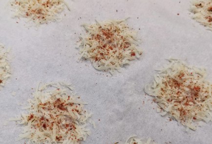 Фото шага рецепта Сырные чипсы с луком и чесноком 152479 шаг 3  