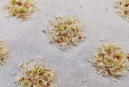 Фото шага рецепта Сырные чипсы с луком и чесноком 152479 шаг 4  