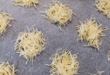 Фото шага рецепта Сырные чипсы с шужуком 152518 шаг 2  