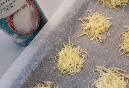 Фото шага рецепта Сырные чипсы с шужуком 152518 шаг 3  