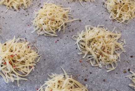 Фото шага рецепта Сырные чипсы с шужуком 152518 шаг 6  