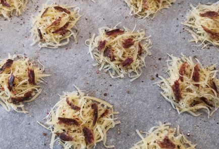 Фото шага рецепта Сырные чипсы с шужуком 152518 шаг 7  