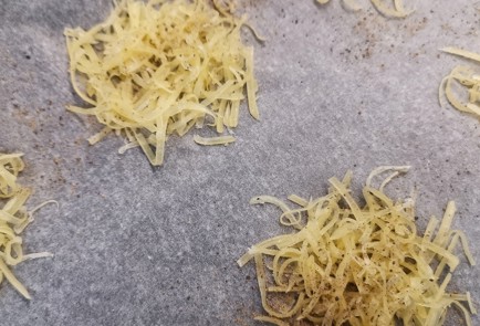 Фото шага рецепта Сырные чипсы с соусом песто 173336 шаг 8  