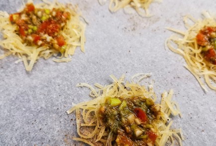 Фото шага рецепта Сырные чипсы с соусом песто 173336 шаг 9  