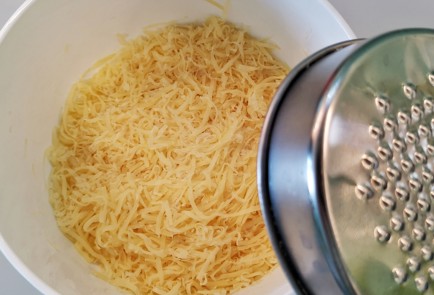 Фото шага рецепта Сырные чипсы с томатом и базиликом 152575 шаг 1  