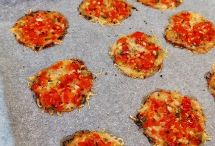 Фото шага рецепта Сырные чипсы с томатом и базиликом 152575 шаг 10  