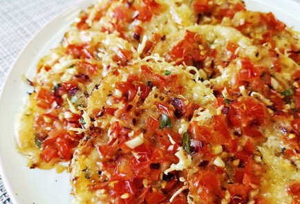 Фото шага рецепта Сырные чипсы с томатом и базиликом 152575 шаг 11  