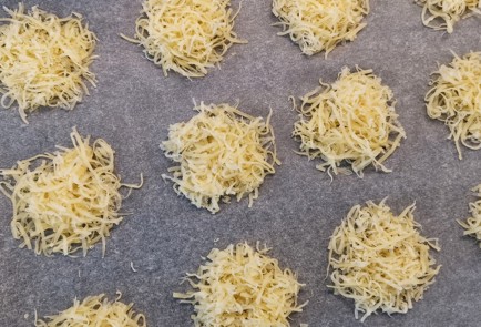 Фото шага рецепта Сырные чипсы с томатом и базиликом 152575 шаг 2  