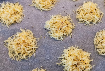 Фото шага рецепта Сырные чипсы с томатом и базиликом 152575 шаг 3  