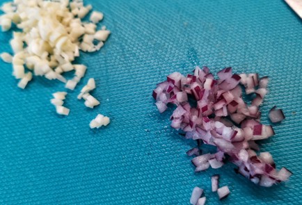 Фото шага рецепта Сырные чипсы с томатом и базиликом 152575 шаг 4  