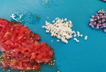 Фото шага рецепта Сырные чипсы с томатом и базиликом 152575 шаг 5  