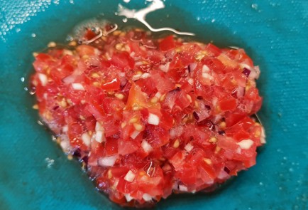 Фото шага рецепта Сырные чипсы с томатом и базиликом 152575 шаг 6  