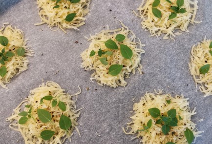 Фото шага рецепта Сырные чипсы с томатом и базиликом 152575 шаг 7  