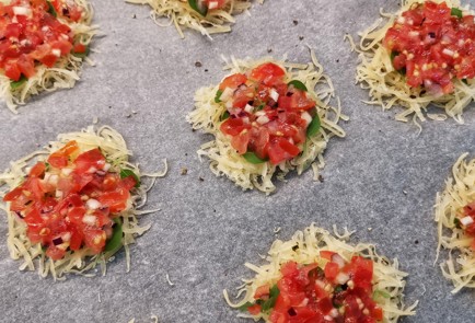 Фото шага рецепта Сырные чипсы с томатом и базиликом 152575 шаг 8  