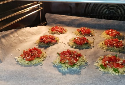 Фото шага рецепта Сырные чипсы с томатом и базиликом 152575 шаг 9  