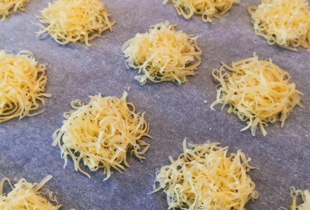 Фото шага рецепта Сырные чипсы с томатом и чесноком 152523 шаг 1  