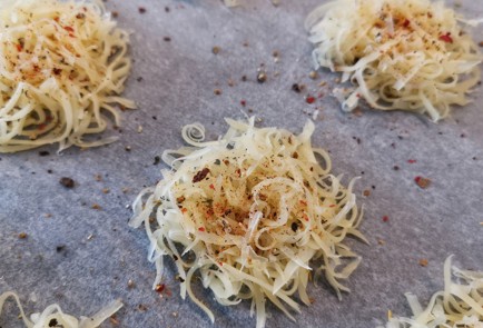 Фото шага рецепта Сырные чипсы с томатом и чесноком 152523 шаг 3  