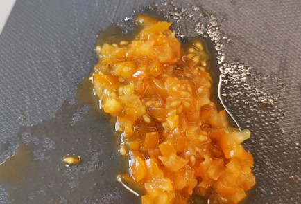 Фото шага рецепта Сырные чипсы с томатом и чесноком 152523 шаг 5  