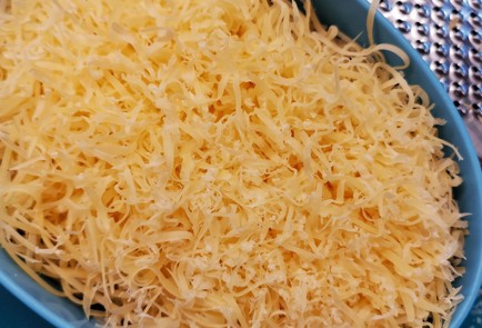 Фото шага рецепта Сырные чипсы с трюфелем 153115 шаг 1  