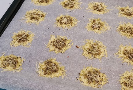 Фото шага рецепта Сырные чипсы с трюфелем 153115 шаг 10  