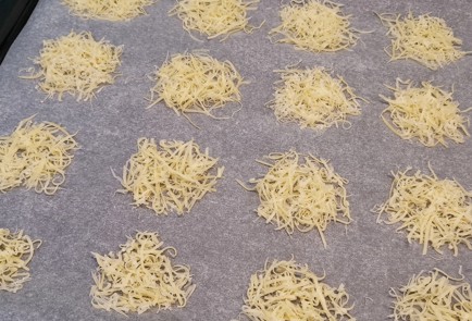 Фото шага рецепта Сырные чипсы с трюфелем 153115 шаг 5  