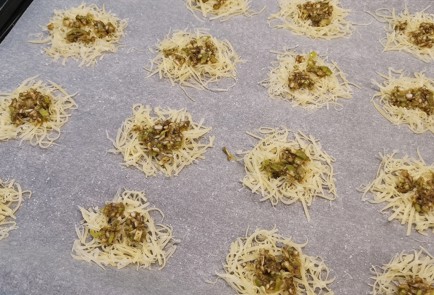 Фото шага рецепта Сырные чипсы с трюфелем 153115 шаг 7  