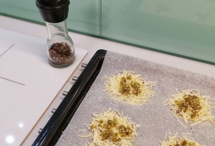 Фото шага рецепта Сырные чипсы с трюфелем 153115 шаг 8  