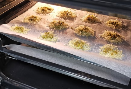 Фото шага рецепта Сырные чипсы с трюфелем 153115 шаг 9  