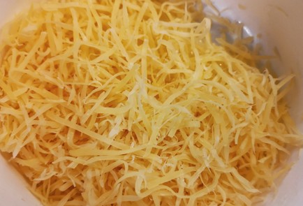 Фото шага рецепта Сырные кеточипсы с томатом и луком 152912 шаг 1  