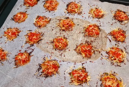 Фото шага рецепта Сырные кеточипсы с томатом и луком 152912 шаг 11  