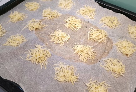 Фото шага рецепта Сырные кеточипсы с томатом и луком 152912 шаг 2  