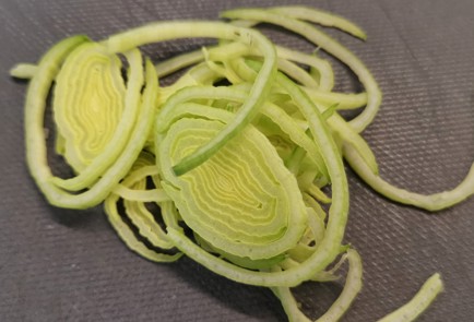 Фото шага рецепта Сырные кеточипсы с томатом и луком 152912 шаг 3  