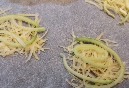 Фото шага рецепта Сырные кеточипсы с томатом и луком 152912 шаг 4  